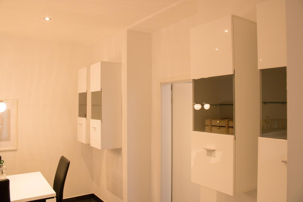 White Lofty Und White Studio Dusseldorf Bagian luar foto