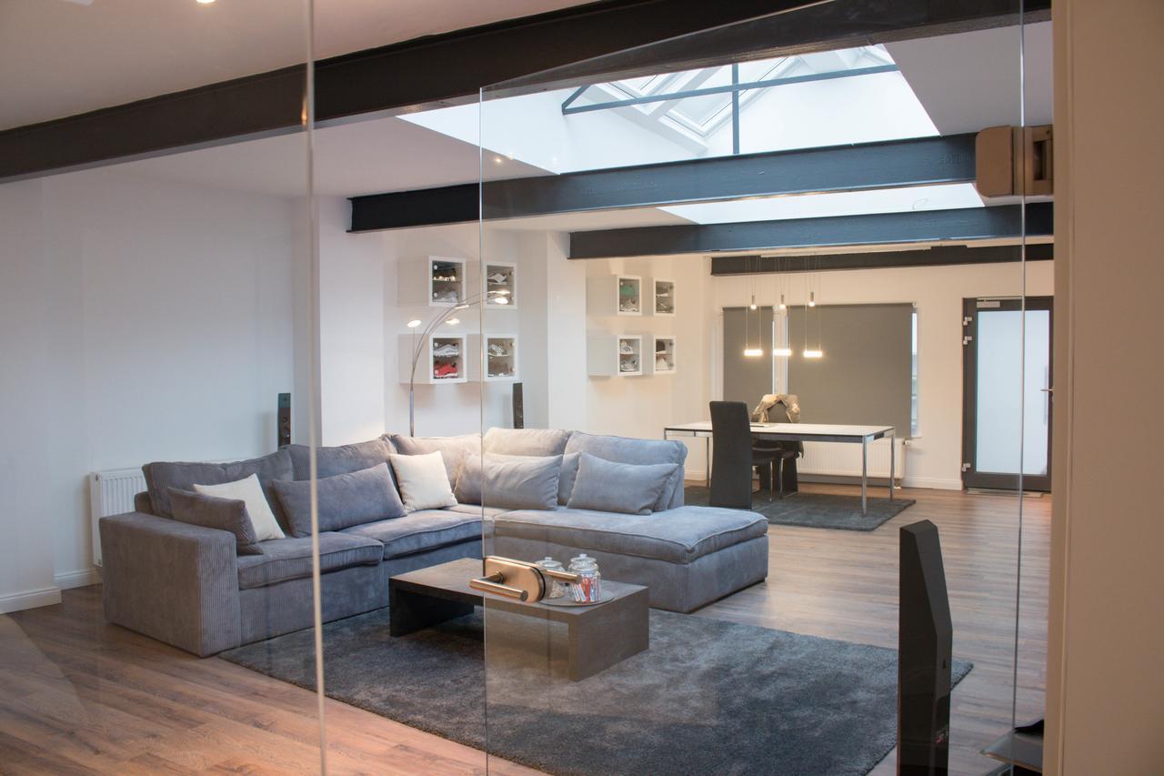 White Lofty Und White Studio Dusseldorf Bagian luar foto
