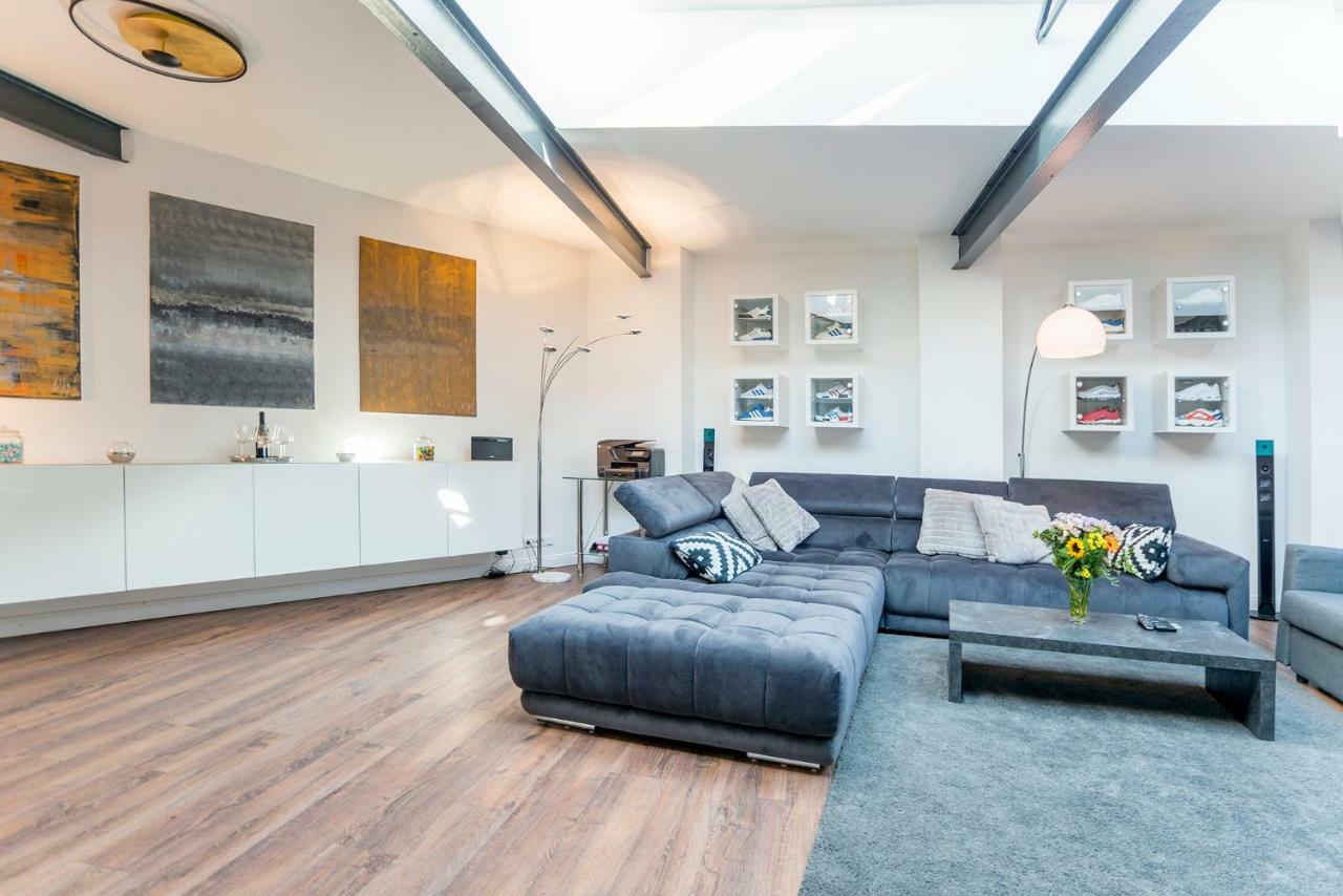 White Lofty Und White Studio Dusseldorf Bagian luar foto