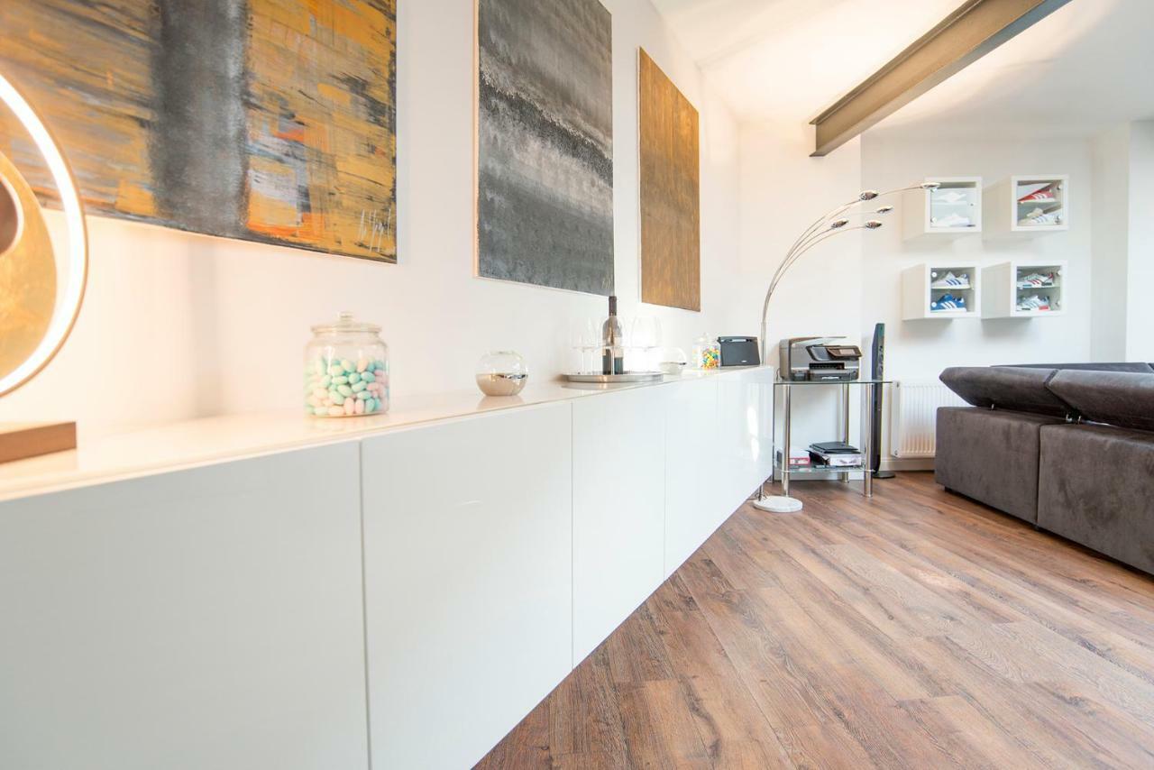 White Lofty Und White Studio Dusseldorf Bagian luar foto