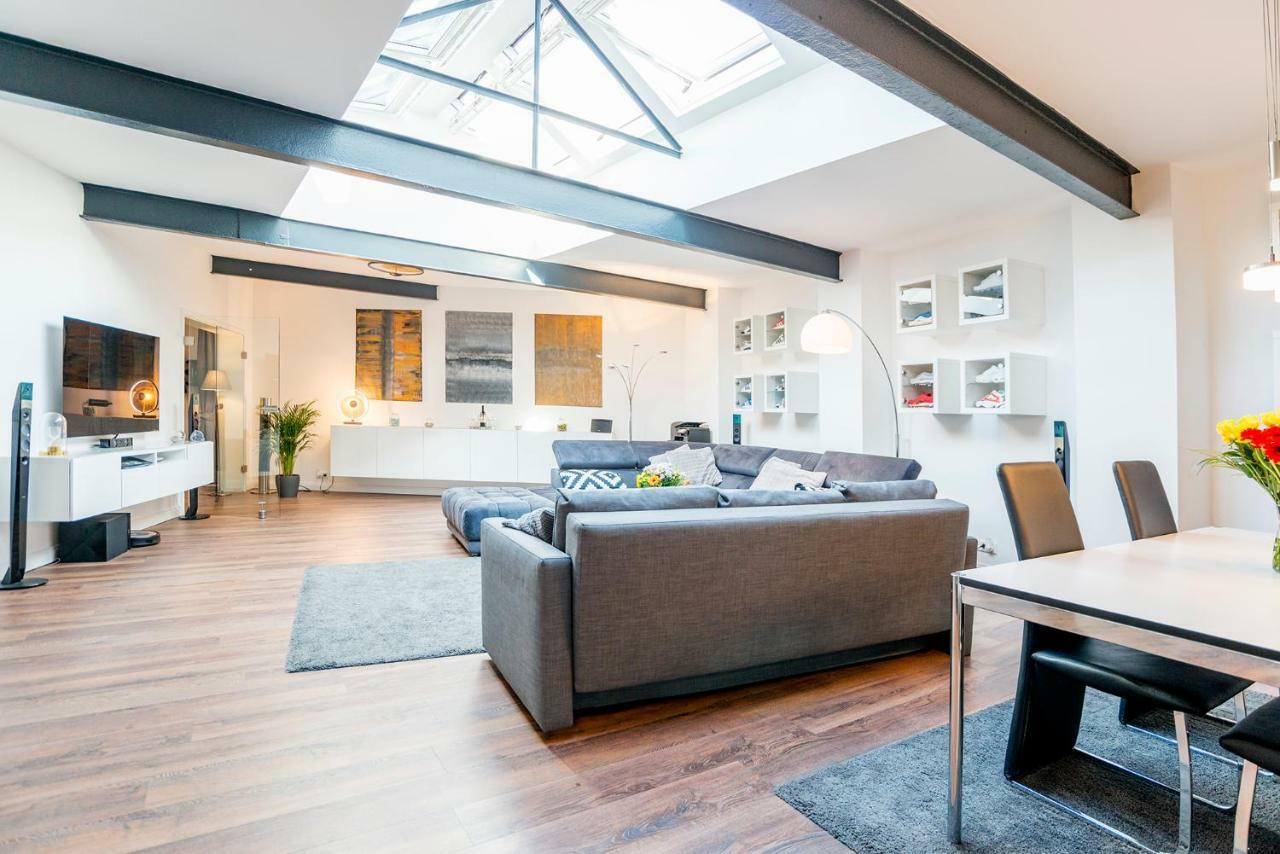 White Lofty Und White Studio Dusseldorf Bagian luar foto