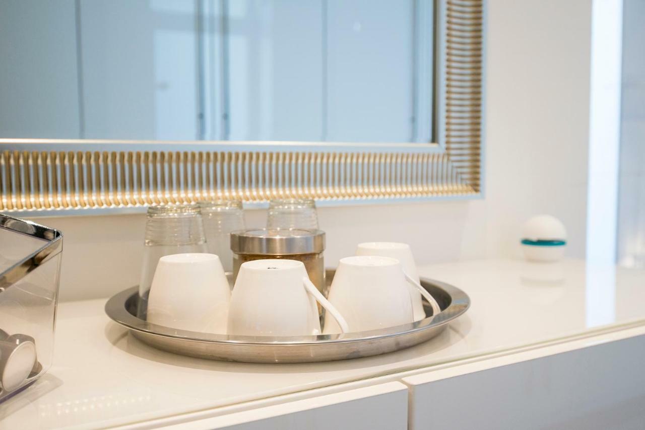 White Lofty Und White Studio Dusseldorf Bagian luar foto
